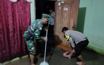 TNI Polri Bantu Rumah Warga Yang Terendam di Bahoea Reko Reko