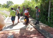 Babinsa Koramil 1311-08/Soyo Jaya Gotong Royong Bersama Masyarakat Perbaiki Jembatan Penghubung Antar Dusun Morowali Utara