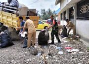 Sinergitas Babinsa Kodim 1311/Morowali: Gotong Royong Bersihkan Sampah Bersama Pemerintah Desa dan Masyarakat