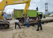 Bantu Proses Percepatan Pembangunan, Babinsa Koramil 1311-02/BS Koptu Dasaruddin Dampingi Penggali Drainase