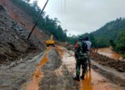 Akses Jalan Sempat Putus, Koptu Eko Sejati Babinsa Kodim 1311/Morowali Bantu Warga Molino atasi Pembersihan Tanah Longsor