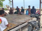 Serka La Mana Anggota Koramil 1311-07/Menui Kepulauan Komsos bersama Masyarakat Desa Terebino