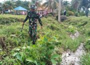 Masyarakat Bersama Babinsa Kodim 1311/Morowali Kerja Bakti Bersih-Bersih Lingkungan Desa Ambunu 