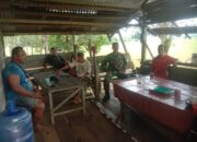 Babinsa Kodim 1311/Morowali Desa Mandula Melaksanakan Komsos dengan Kelompok Tani untuk Tingkatkan Kesejahteraan Pertanian