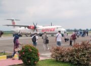 Sertu Alimuddin Babinsa Wilayah Bandara Kodim 1311/Morowali Amankan Kedatangan Penumpang Pesawat di Desa Umbele