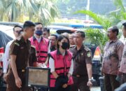 Penyerahan Tersangka dan Barang Bukti Tahap II Terhadap Tersangka HM dan Tersangka HLN Dalam Perkara Komoditas Timah