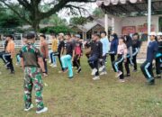 Anggota Koramil 1311-05/Mori Atas Latih Peserta Paskibra Tingkat Kecamatan