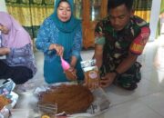 Babinsa Koramil 1311-03/Petasia, Dampingi Ibu PKK Produksi Abon Udang di Desa Ungkea