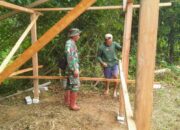 Babinsa Koramil 1311-05/Mori Atas, Serda Agus Riadi Bantu Petani Pembuatan Tempat Pompa Air di Lembontona 