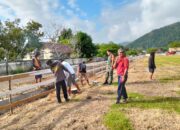 Babinsa Koramil 1311-08/Soyo Jaya Bersama Masyarakat Desa Panca Makmur Kerja Bakti Bersihkan Lapangan