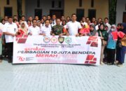 Letkol Inf. Alzaki Serahkan Ribuan Bendera Merah Putih Kepada Perwakilan Masyarakat