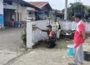 Perkuat Semangat Gotong Royong, Serda Ramli Babinsa Koramil 1311-01/BT Kerja Bakti di Wilayah Binaan Desa Topogaro