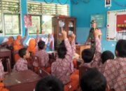 Bangun Kesadaran dan Daya Tangkal Generasi, Babinsa Koramil 1311/ 07 Menui Kepulauan Gelar Materi PKBN di SDN Tafagapi 