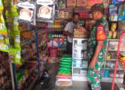 Babinsa Koramil 1311-02/BS, Serda Irman Cek Harga Sembako di Desa Umbele