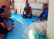 Babinsa Kodim 1311/Morowali Koptu Sumardin Laksanakan Komsos dan Himbauan kepada Nelayan di Desa Koburu Terkait Curah Hujan