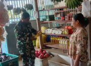 Babinsa Koramil 1311-02/BS, Serda Ihsan Cek Harga Sembako di Pasar Lafeu