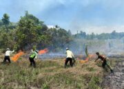 Babinsa Koramil 1311-02/BS, Bantu Pemadaman Kebakaran Lahan