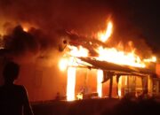 Babinsa Koramil 1311-02/BS, Bantu Padamkan Kebakaran di Bahomakmur