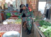 Serma Aris Yoga Babinsa Koramil 1311-02/BS, Cek Harga Sembako di Pasar Tradisional Bete- Bete