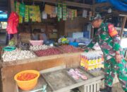 Babinsa Koramil 1311-02/Bs Serda Irman Cek Harga Kebutuhan Pokok di Desa Umbele