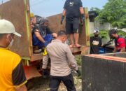 Bhabinkamtibmas Polsek Bahodopi Bantu Warga Bersihkan Sampah