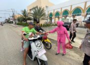 Polres Morowali Bagikan Takjil kepada Pengendara di Hari Ketiga Ramadan