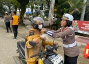 Satlantas Polres Morowali Bagikan Takjil dan Edukasi Tertib Berlalu Lintas di Bulan Ramadhan