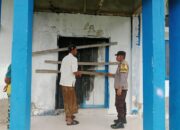 Personel Polsek Bungku Selatan Mediasi Aksi Penyegelan Kantor Desa Matano