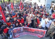 Buruh Demo, Bupati Iksan Langsung Turun Janjikan Dialog Lintas Pihak
