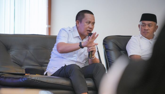 Bupati Iksan Permudah Regulasi Pemberian Bantuan Beasiswa Bagi Mahasiswa