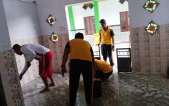Polsek Bumi Raya Gelar Kerja Bakti di Masjid Nurul Iman dalam Rangka Peringatan Hari Bhayangkara ke-79