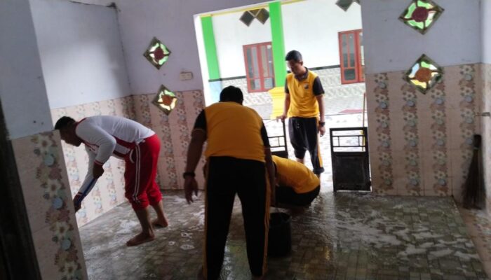 Polsek Bumi Raya Gelar Kerja Bakti di Masjid Nurul Iman dalam Rangka Peringatan Hari Bhayangkara ke-79