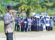Ditengah Terik Matahari, Bupati Iksan Tunjukkan Kepedulian kepada ASN Saat Apel Umum di Bungku Timur
