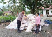 Dukung Ketahanan Pangan, Bhabinkamtibmas Wita Ponda Dampingi Petani Jagung Pasca Panen