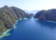 Dukung Pariwisata, Bhabinkamtibmas Bersama Warga Bersih-Bersih Kawasan Wisata Kayangan Sombori