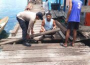 Bhabinkamtibmas Desa Mbokita Turun Tangan Bantu Warga Perbaiki Jalan Rusak