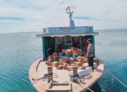 Bhabinkamtibmas Kelurahan Ulunambo Bantu Warga Distribusi Sembako di Dermaga