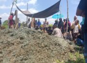 Kepedulian Tanpa Batas, Bhabinkamtibmas Laantula Jaya Ikut Gali Kubur Warga