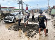 Babinsa bersama Bhabinkamtibmas dan Warga Melakukan Penimbunan Jalan Rusak di Desa Bahodopi