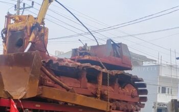 Tiga Unit Trailer Pengangkut Excavator Resahkan Pengguna Jalan di Kota Bungku