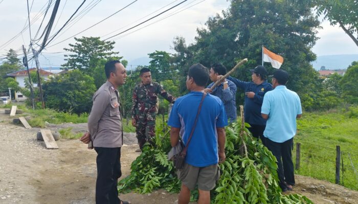Babinsa Bahodopi bersama Forkopimcam Tertibkan Badan Jalan di Desa Keurea