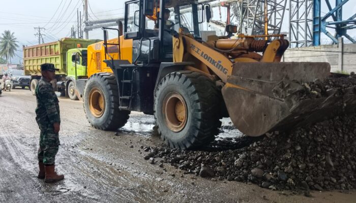 Babinsa Koramil Bahodopi Dampingi Penimbunan Jalan Rusak di Trans Sulawesi Desa Labota