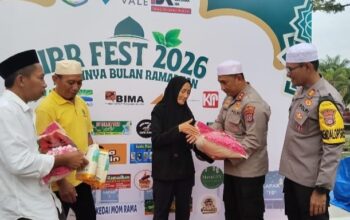 Kapolres Morowali Kunjungi Pasar Ramadan Fonuasingko, Salurkan Sembako untuk Warga