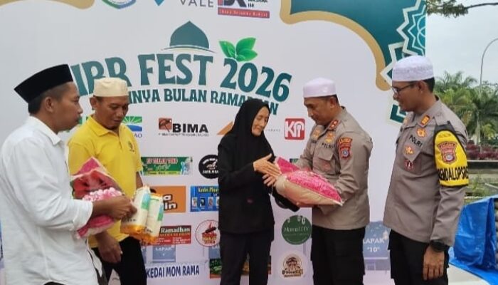 Kapolres Morowali Kunjungi Pasar Ramadan Fonuasingko, Salurkan Sembako untuk Warga