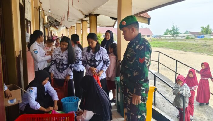 Pastikan Penyaluran MBG Babinsa 1311-09/Bahodopi Dampingi Proses Distribusi