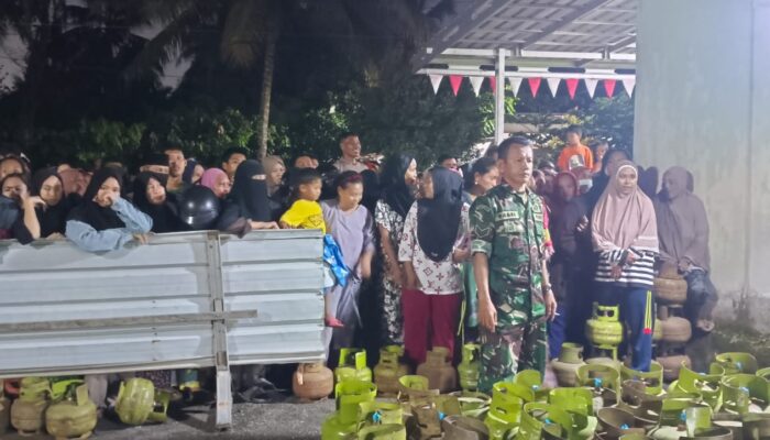 Babinsa Serka Basri, Pantau Pembagian 524 Tabung Gas di Desa Labota
