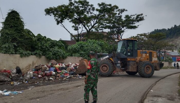 Karya Bhakti Bersihkan Sampah, Babinsa Koramil Bahodopi Bersama Pemdes dan PT IMIP Turun Tangan
