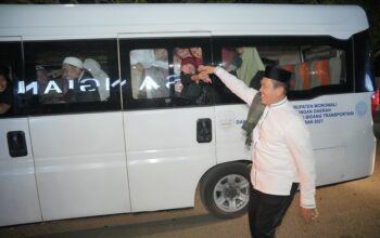 Momen Hangat di Malam Takbiran, Bupati Morowali Kejar Mobil Hias Demi Sapa Anak-Anak