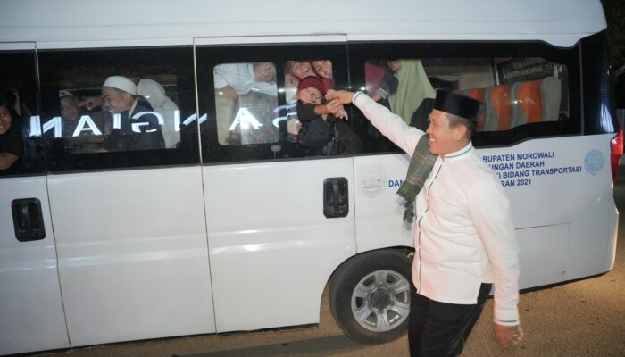 Momen Hangat di Malam Takbiran, Bupati Morowali Kejar Mobil Hias Demi Sapa Anak-Anak