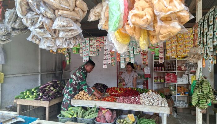 Babinsa Koramil 1311-09/Bahodopi Cek Harga Sembako di Wilayah Binaan